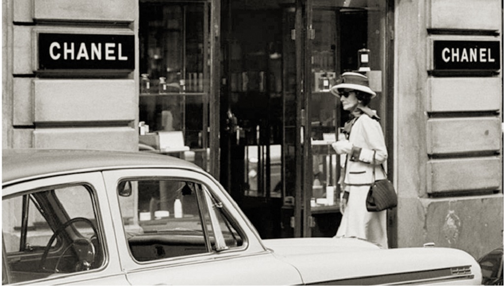 Chanel - Một trong các thương hiệu thời trang nổi tiếng có sắc hiệu đen và trắng