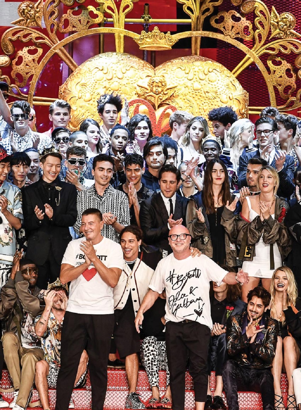 Hai nhà sáng lập Dolce & Gabbana bên cạnh dàn người mẫu và bạn bè của mình