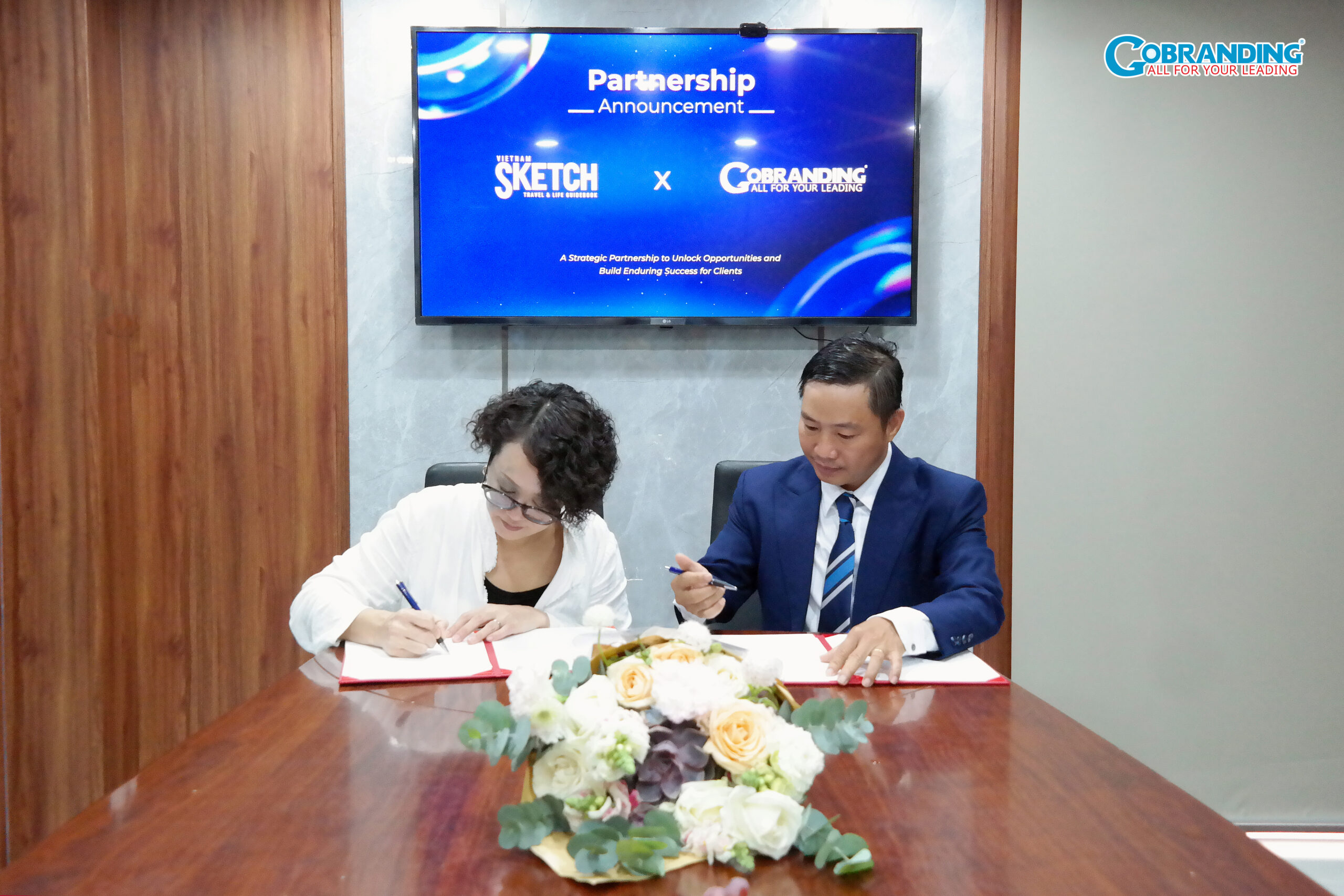 Đại diện công ty TNHH SKETCH - bà Kawaguchi Kaoru và Đại diện Công ty CP GOBRANDING cùng nhau ký biên bánt